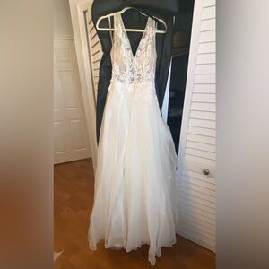 Monique Lhuillier Bliss line white wedding dress.